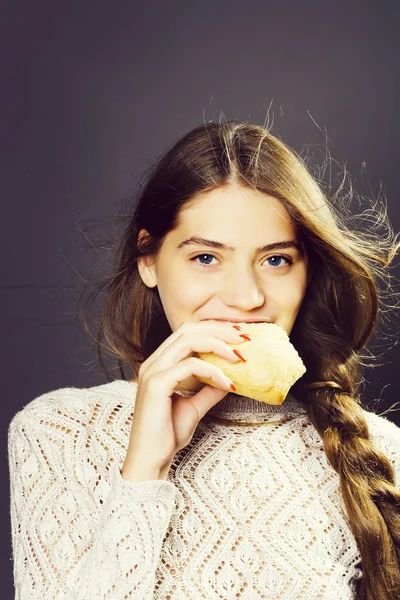 Sexy young girl eating bread roll — Stock Photo, Image