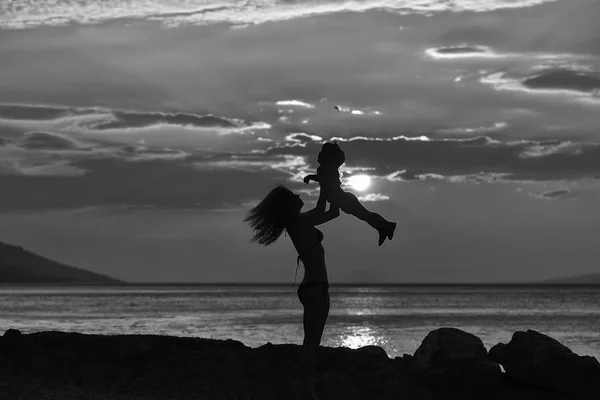 Mãe e filho na praia — Fotografia de Stock