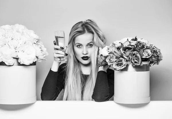 Hezká dívka s květinami a sklo — Stock fotografie