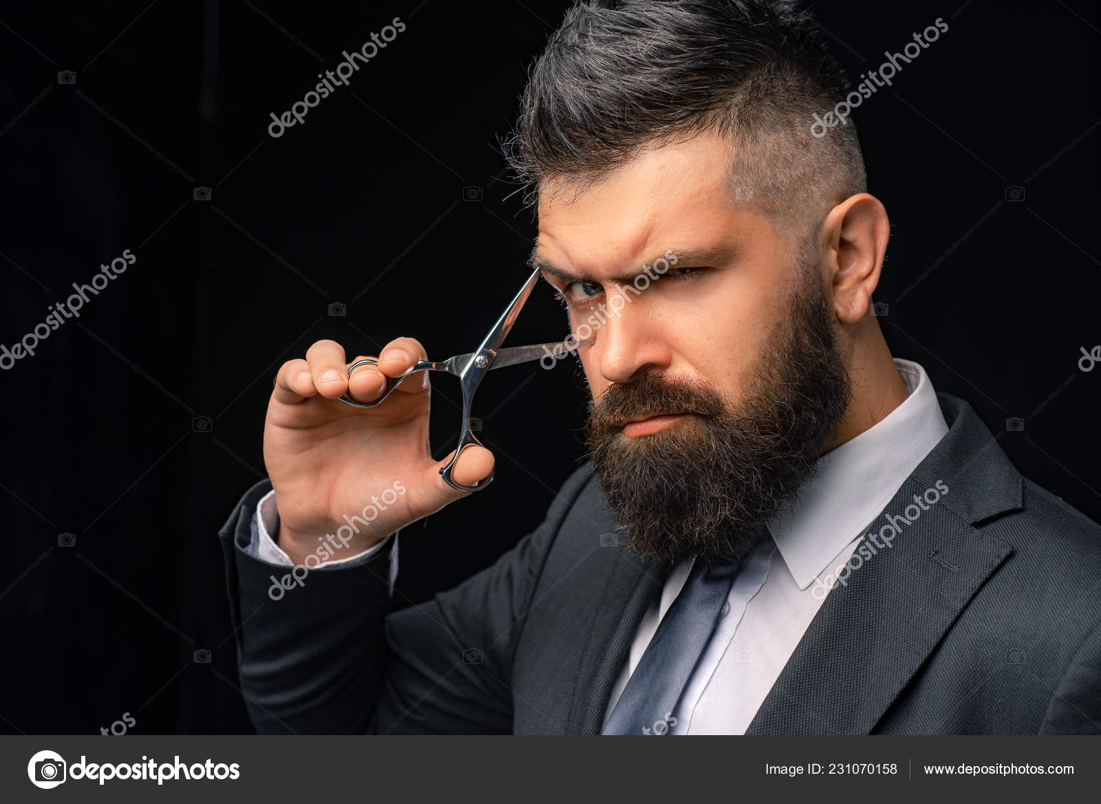 Homem moreno com corte de cabelo elegante no fundo da barbearia