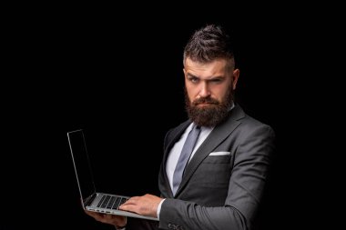 İş, kopya alanı. Dizüstü bilgisayar ile iş adamı. Not defteri ile iş adamı. Internet çalışma teknoloji. Ofis işinde. Ofiste çalışan hoş geldiniz.