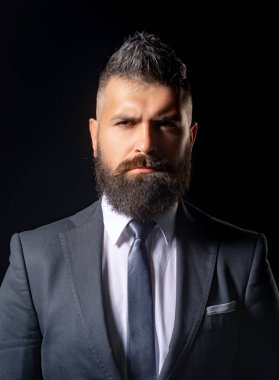 İş tarzı. Kendinden emin ve başarılı. Yakışıklı delikanlı iş takım elbiseli. Siyah izole zarif yakışıklı iş adamı. Şık erkek takım elbise işadamı closeup sakallı.
