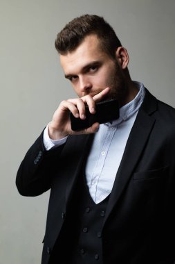 İş adamı ile smartphone. Telefon ile iş adamı. Internet radyo teknoloji. Office profesyonel iletişim. Çalışmalarında modern iş adamı. Akıllı telefon ve telefon genel kavram. Yetişkin başarı.
