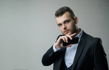 Büyük iş projesi. Akıllı telefonmuş. İş adamı finans analizi yapar. Güç adamı ve iş adamı. Akıllı telefon analizinden anlayan bir iş adamı. Telefon internetinde çalışan finans piyasası. İş yapmaya hazırım..