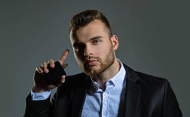 Mükemmel sakal. Erkek parfümü. Erkekler için saç kesimi. Şık ve saç stili. Çekici sakallı, yakışıklı bir adam. Moda ve erkek moda konsepti. Erkekler için saç stili ve parfüm. Parfümlü sakallı adamlar..