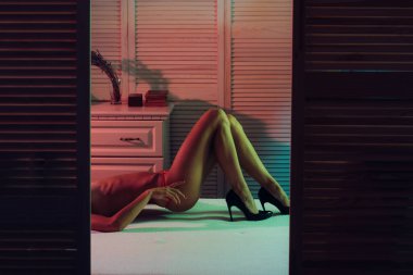 Günaha. Kadının sırları ve şehvetli günaha. Flört. Seksi vücut yatakta. Seks günaha erkekler için. samimi durum yatakta. Şehvetli kadın günaha.