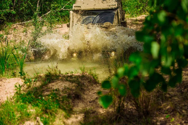 Jeep dobrodružství venku. Offroader expedice. Safari suv. Terénní vozidlo jede na hory. 4 x 4 cestování, turistiku. Mudding je v terénu prostřednictvím oblast vlhkého bláta nebo jílu. — Stock fotografie