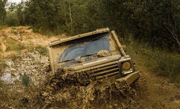 Jeep dobrodružství venku. Silniční dobrodružství. Dobrodružné cestování. Pneumatik v rámci přípravy na závod. Cestovní koncepce s velkým autem 4 x 4. Terénní vozidlo jede na hory. — Stock fotografie