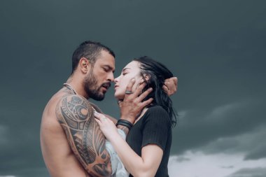 Kucaklamak ve öpmek. İki Fransız öpücüğü içinde. İçinde aşk ve ben seni seviyorum. Şehvetli kucaklama çift öp. İki aşık. Romantik ve aşk. Samimi ilişki ve cinsel ilişki. Tutku ve şehvetli dokunmatik.