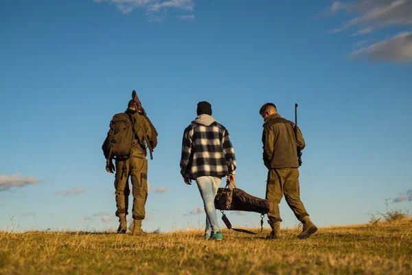 Chasseurs avec fusil de chasse à la chasse. Équipement de chasse - Fournitures et équipement de chasse. Chasse sans frontières. — Photo