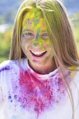 Tatil kampı. Zaman içinde mutlu bir hayat. Renkli drycolors ile mutlu ruh hali ile duygusal bir kız. Renkli holi boyalı saç. Kamp ve kaygısız eğlence.