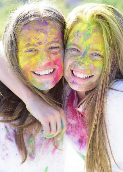 Kuru renklerle genç arkadaşlar. Renkli Holi boyalı yüz Kuru Renkler. Genç okul arkadaşları kuru renklerle dışarı çıkmaktan zevk alıyorlar. Renkli kuru renklerle mutlu bir ruh hali. — Stok fotoğraf