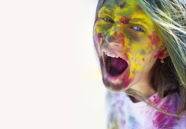 Tatil kampı. Zaman içinde mutlu bir hayat. Uzay kopyalayın. Renkli drycolors ile mutlu ruh hali ile duygusal bir kız. Renkli holi boyalı saç. Kamp ve umursamaz ki. Mutlu kopya alanı.