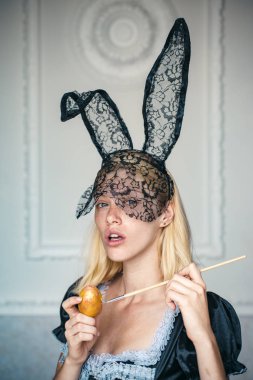 Paskalya yumurtaları. Güzel genç kadın resim yumurta. Güzel şehvetli kadın ve görünüyor portre sensually çok moda. İfade.