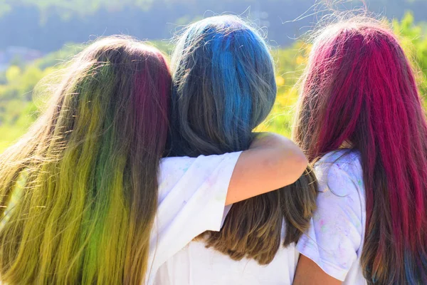 Kleur haar. Boom beste girfriends met kleurrijke haar enjoing in het moment. Kleurrijke holi op geverfd haar. Gelukkig leven tiener tijdig. Achteraanzicht. — Stockfoto