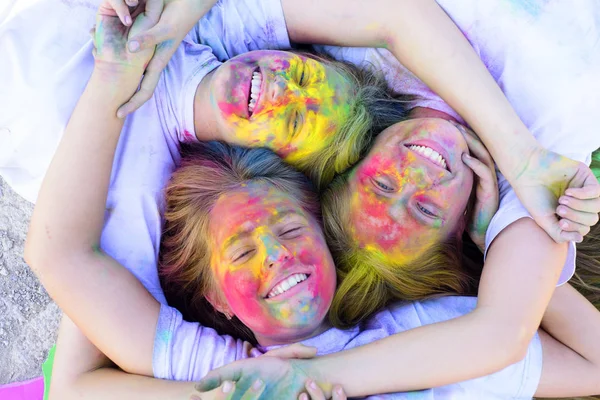 Camp de vacances. Bonne vie à l'adolescence. Filles émotionnelles avec une humeur heureuse avec des couleurs sèches colorées. Holi coloré sur le visage peint. Camp et passe-temps insouciant. Vue du dessus . — Photo