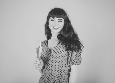 Pembe bir arka plan üzerinde polka noktalı elbiseli esmer kız.