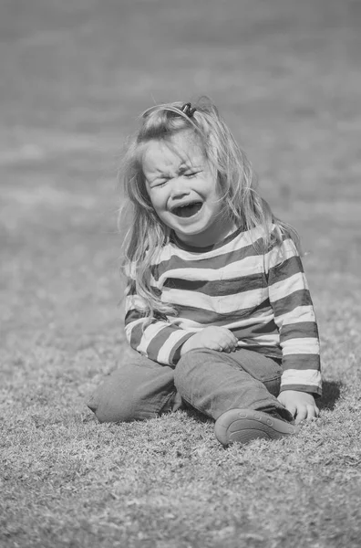 Kid met blond haar cry op idyllische zonnige dag — Stockfoto