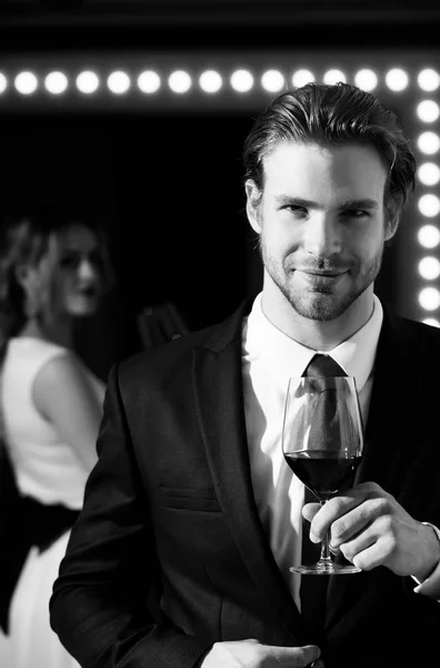 Biznesmen trzymać wino szkło, spotkania i relaks — Zdjęcie stockowe