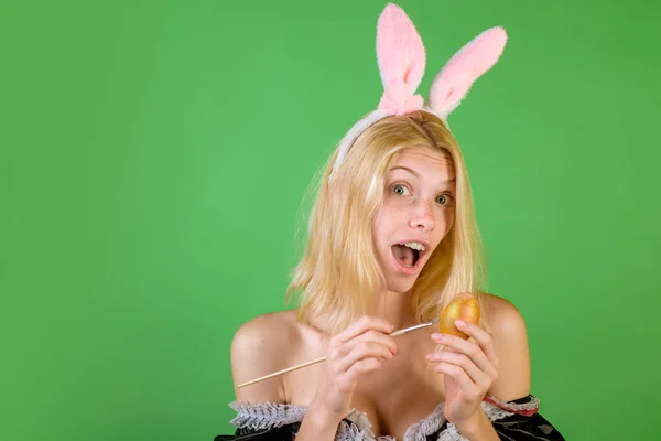Chica con orejas de conejo sosteniendo huevo de Pascua, espacio de copia. Una expresión graciosa. Conejo de conejo. Retrato de moda de mujer sensual hermosa . — Foto de Stock