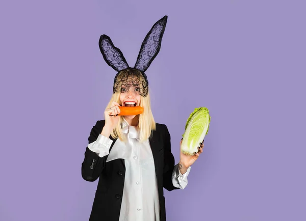 Alimentos saudáveis e vegetarianos. Menina feliz com comida saudável natural. Estilo de vida vegano. Jovem sorridente gosta de vegetais frescos. Dieta saudável e nutrição adequada . — Fotografia de Stock