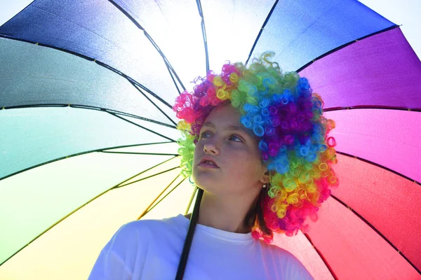 Jour de couleur. Bonne humeur sur la couleur journée ensoleillée. Adolescente drôle avec un parapluie coloré. Couleur et humeur insouciante dans une journée ensoleillée. Concept adolescent . — Photo