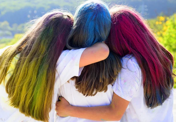 Amis adolescents avec des couleurs sèches. Couleurs sèches. Les amis d'école d'adolescence s'amusent en s'amusant en tirant dehors avec des couleurs sèches. Bonne humeur avec des couleurs sèches colorées. Holi coloré sur cheveux peints . — Photo