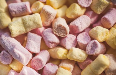 Nefis bir şey. Lokum tarifi şeker ve jelatin ile. Tatlı aperatifler. Sağlıksız abur cubur. Renkli mini lokum arka plan veya doku. Hatmi sufle tatlı lezzet ile