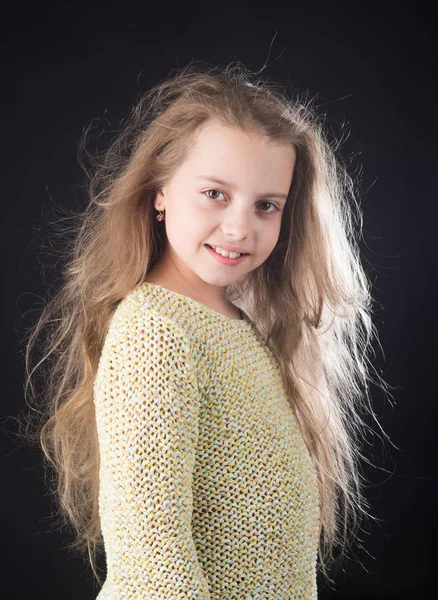 Cabeleireiro infantil. Cuidados com a pele e cabelo. Retrato de moda da menina. infância de criança feliz. menina pequena com cabelo comprido. Beleza. Beleza funky. Experiência jovem — Fotografia de Stock