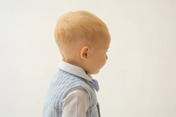 Δήλωση μόδας. Αξιολάτρευτο fashionist. Μικρό παιδί. Αγόρι παιδί με βλέμμα της μόδας. Μικρό μωρό σε μοντέρνα ρούχα. Μόδα αγόρι. Παιδική μόδα τάσεις, αντίγραφο χώρου — Φωτογραφία Αρχείου