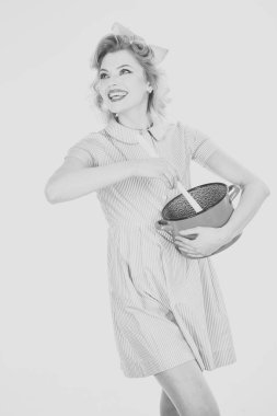 Çorbanın içinde mutfak pişirme genç ev hanımı