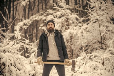 Adam oduncu balta ile termal ceketli.