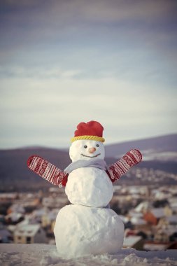 Yeni yıl kardan adam şapkalı kar.