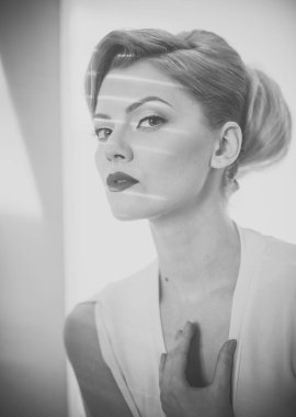 Işık ve gölge yüzünde şeritler ile kız.