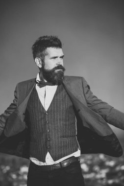 Katı yüz adam özgür hissediyor ve özgürlük sahiptir.