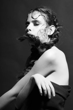 moda saç modeli, moda saçlı kadın kızla güzel model