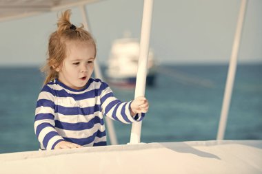 sürpriz yüzü olan küçük çocuk.