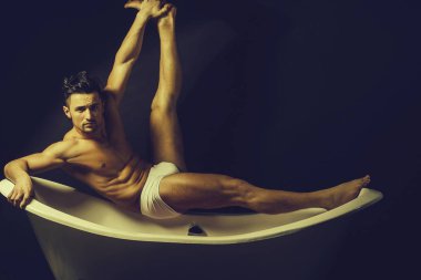 Küvet üzerinde genç adam