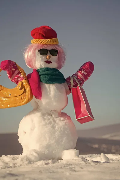 Χριστούγεννα χιονάνθρωπος αγοραστής μόδας καπέλο και ροζ περούκα — Φωτογραφία Αρχείου