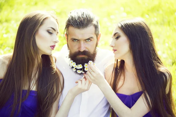 ひげを生やした男性と女性の草の上 — ストック写真