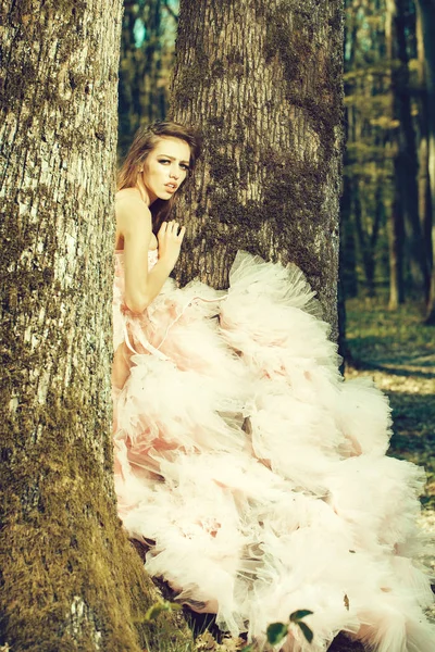 Симпатичная девушка возле дерева — стоковое фото