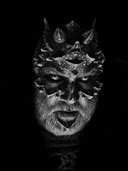 Hombre con piel de dragón y barba gris — Foto de Stock