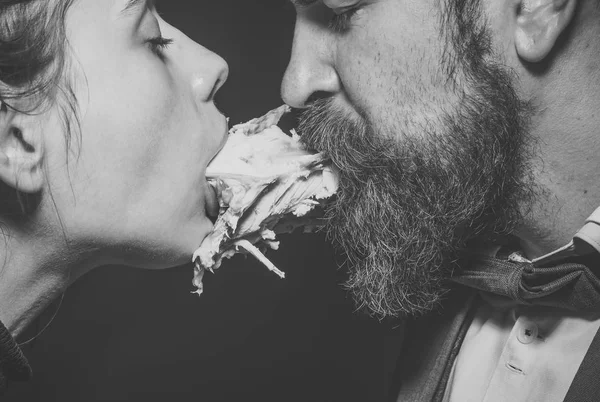 Casal gosta de refeição, carne ou aves. Homem e mulher — Fotografia de Stock