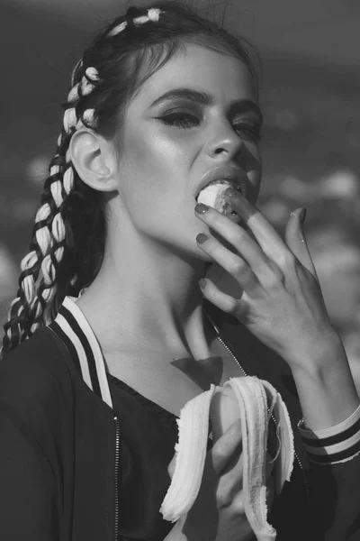 Mujer linda con maquillaje elegante comer plátano vitamina —  Fotos de Stock