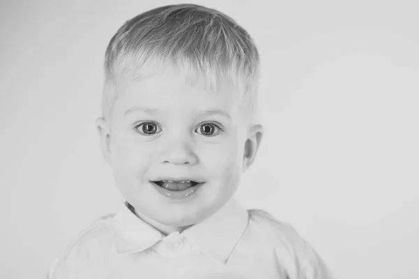 Μικρό αγόρι που απομονώνονται σε λευκό φόντο — Φωτογραφία Αρχείου