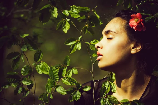 Belleza y naturaleza, juventud y frescura, moda primaveral, spa, relax —  Fotos de Stock