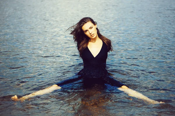 Sexy Genç kız suda oturur — Stok fotoğraf