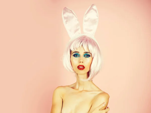Dziewczyna z jasnych włosów sztucznych i uszy królika. — Zdjęcie stockowe