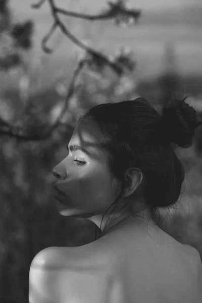 Çıplak omuz ile poz saç topuz ile şirin kız — Stok fotoğraf