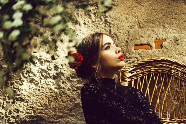 Menina segurando flor branca na boca — Fotografia de Stock